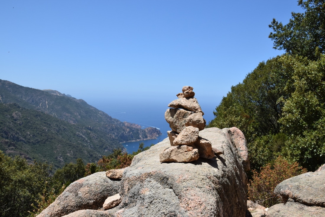 Photo amas totem de pierres Corse Callanches